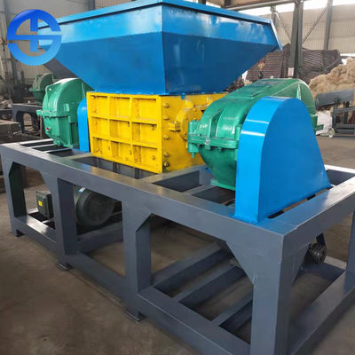 1500 kg/h rangieren doppelte Wellen-Reißwolf-Maschine 3000*1300*1850mm aus